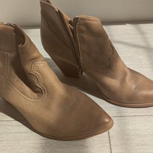 I am selling a stylish tan Frye size 7.5 women's bootie